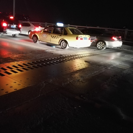 南京长江大桥伸缩缝出新工程